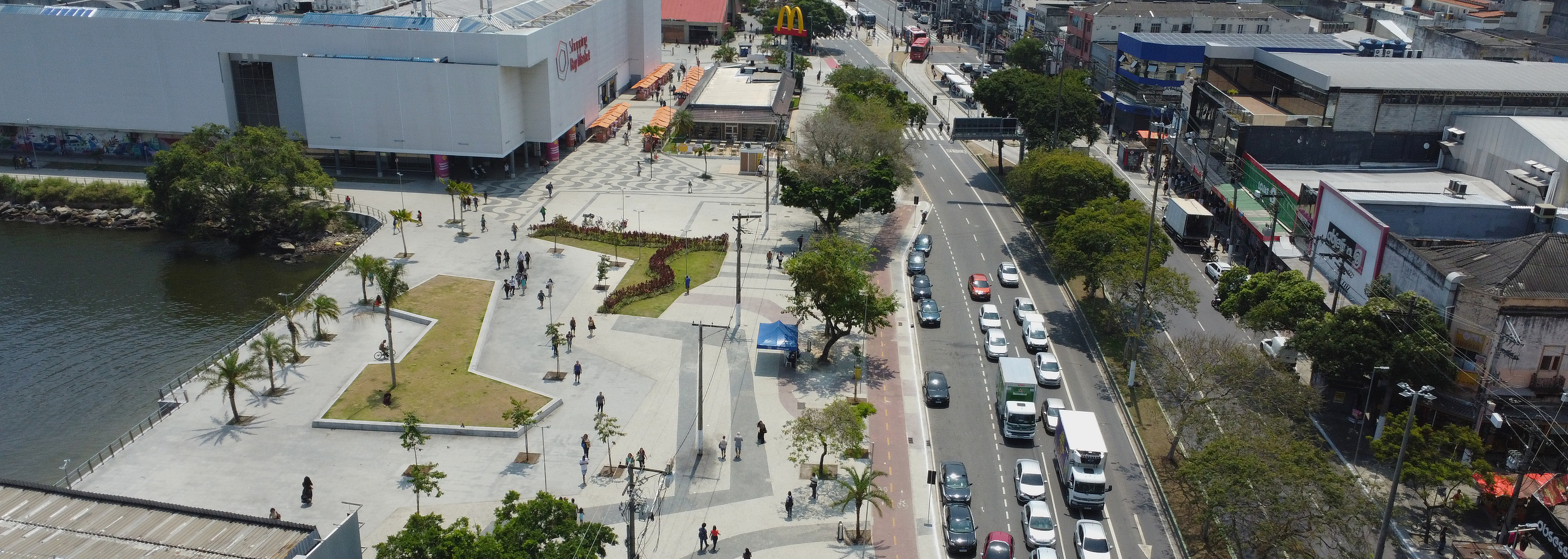 Vista de cima da Praça Araribóia de dia, ao lado da Avenida Visconde do Rio Branco, com o Bay Market ao fundo.